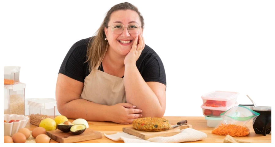 Profesora del Reto Cocina Inteligente preparando comida en su cocina